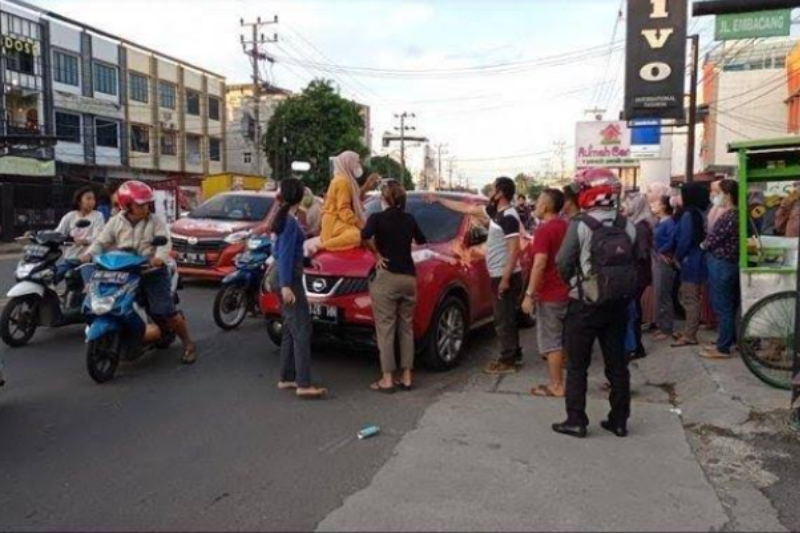 Viral! Oknum Polisi Dilabrak Istri Sah Lagi Berduaan Bersama Pelakor 