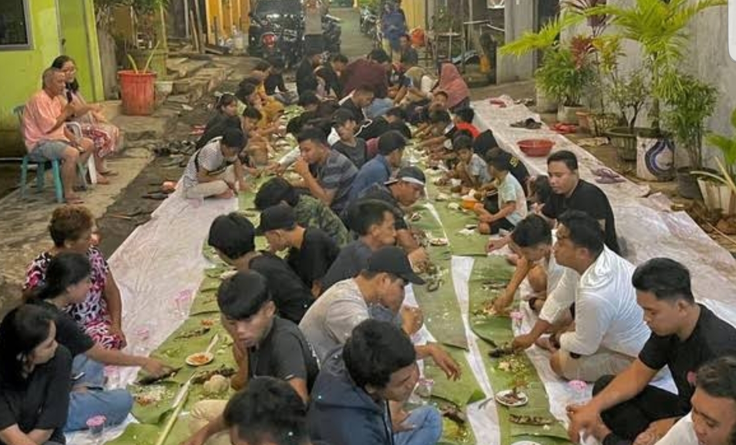 Viral! Warga Satu Komplek di Manado Sahur Bersama Beralaskan Daun Pisang