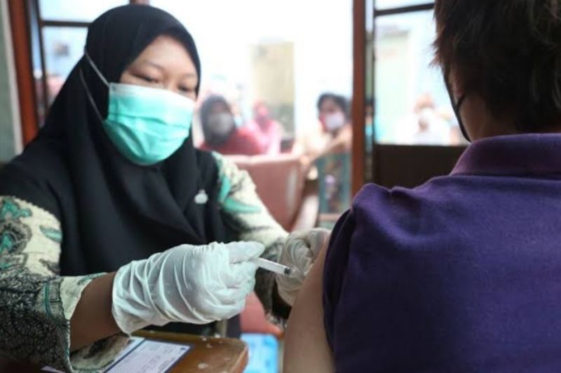 Warga Surabaya Antusias Ikuti Vaksin Booster Saat Ramadan