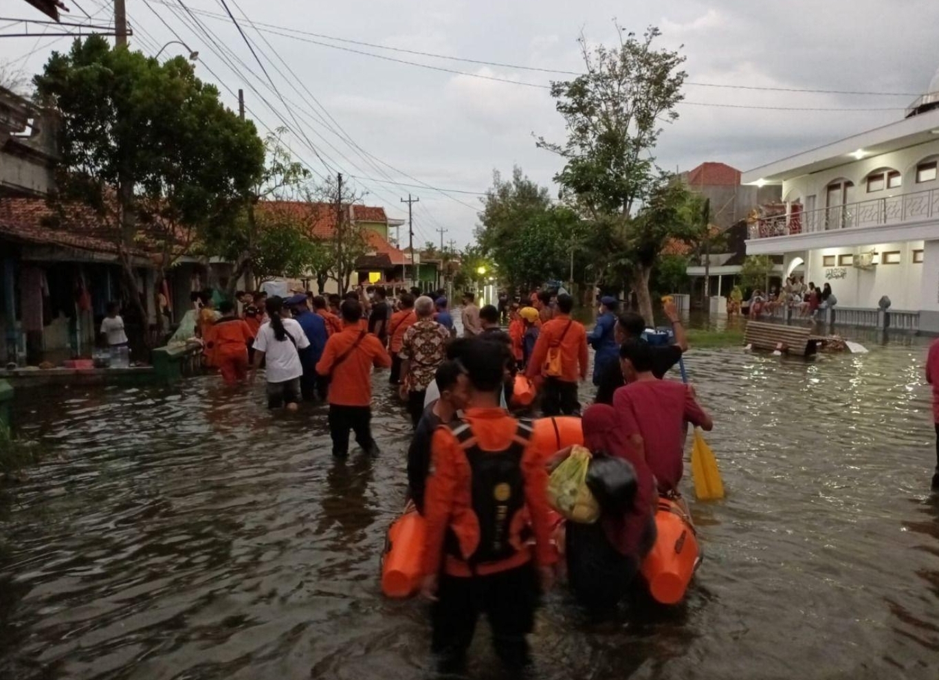 Banjir Rob dan Gelombang Pasang Landa Sepanjang Pantura Jawa Tengah