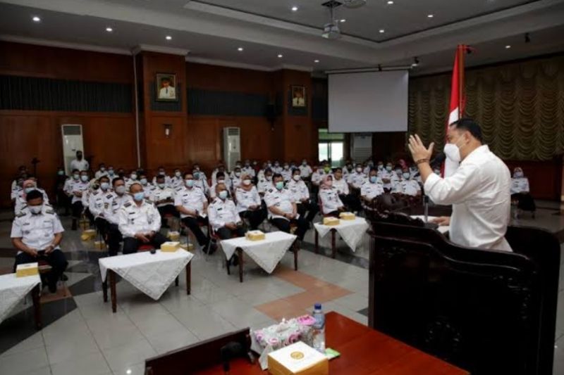 Bentuk Kritik Kinerja Pelayanan, Pemkot Bagikan Kontak Lurah dan Camat se-Surabaya