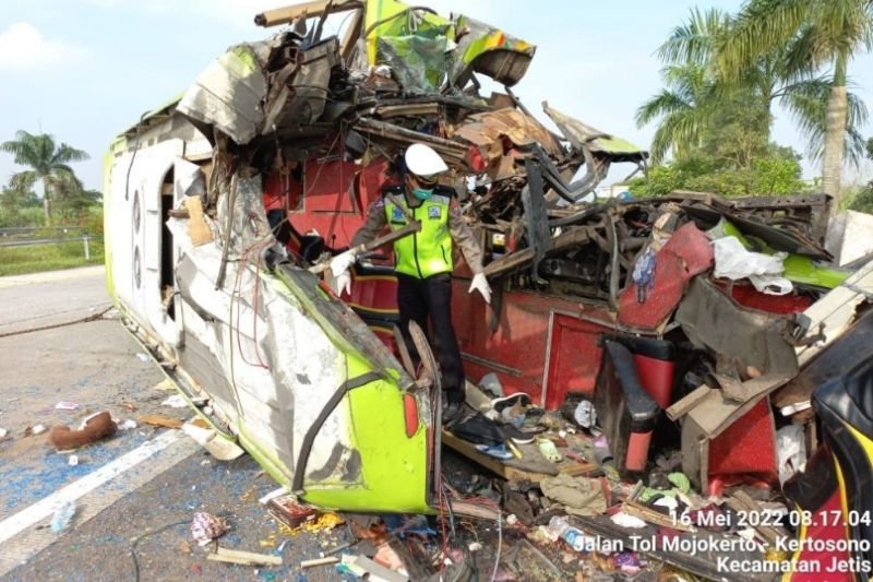 Diduga Sopir Bus Mengantuk, Begini Kronologi Kecelakaan Maut Bus Pariwisata di Tol Mojokerto