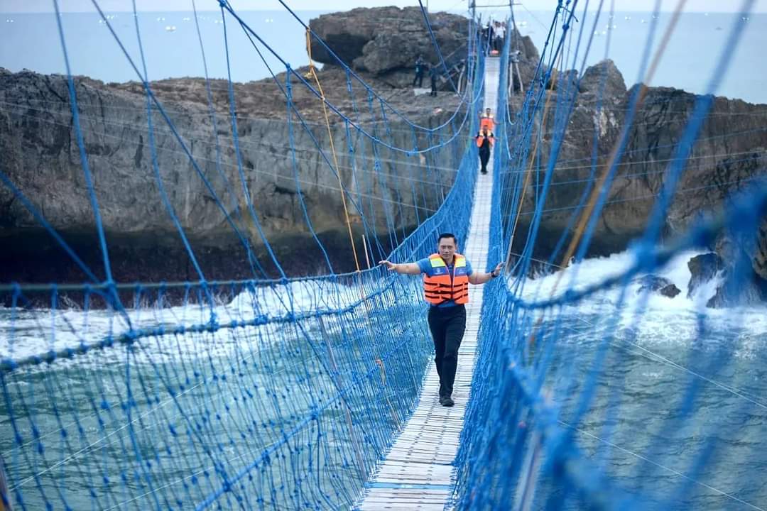 Jembatan Gantung Eksotik Watu Bale Tarik Minat AHY dan Ibas