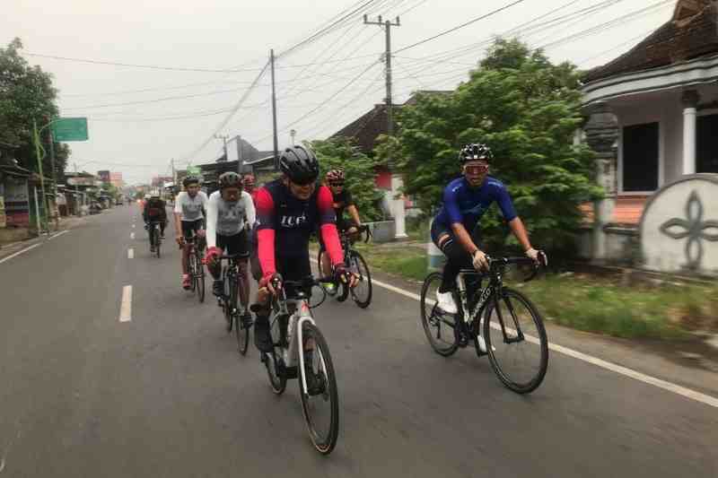 Kawal Proses Pelebaran Jalan, dr Agung Ajak Muncar Happy Cycling Gowes