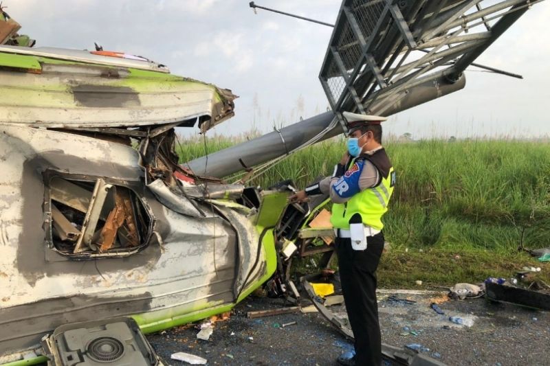 Kecelakaan Bus Pariwisata di Tol Mojokerto, 14 Penumpang Meninggal