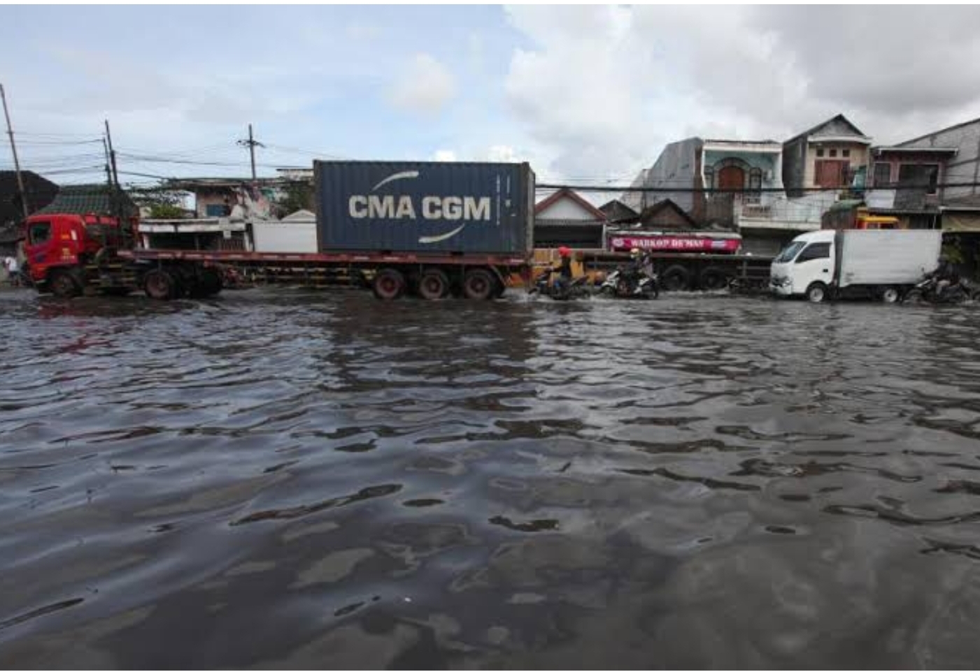 Kena Banjir Rob, Jalan Kalianak Surabaya Macet