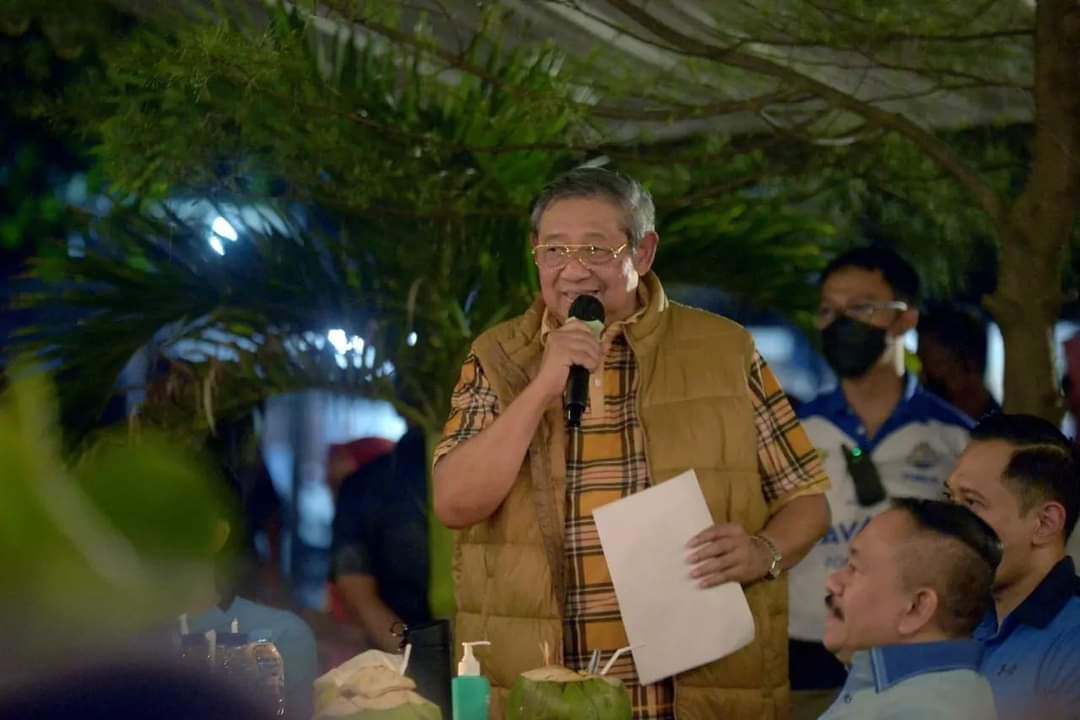 Mantan Presiden SBY Nikmati Senja di Pantai Soge dan Makan Kupat Tahu di Pasar Minulyo