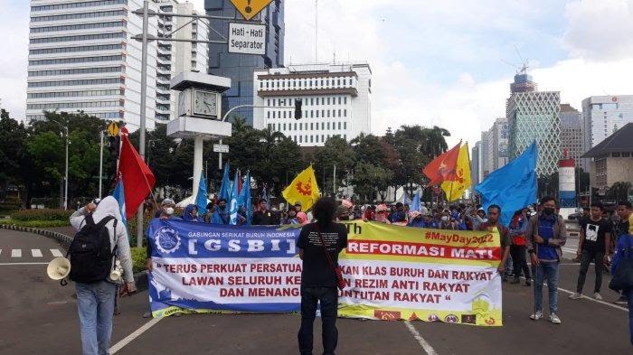 Massa Buruh Aksi di Patung Kuda, Bawa 17 Tuntutan