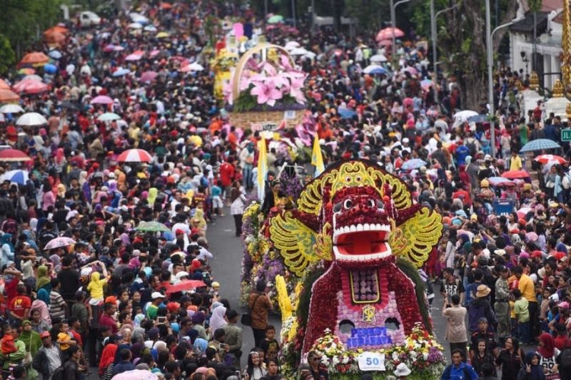 Meriah! Parade Surabaya Vaganza Dibanjiri Banyak Pengunjung