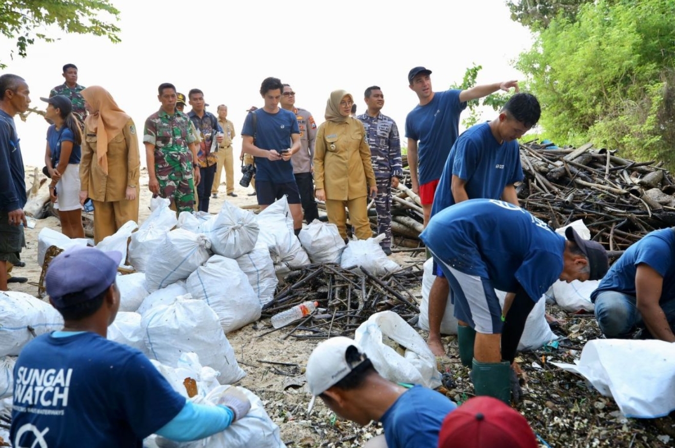 Pemkab Banyuwangi, Sungai Watch dan WSL Kolaborasi Bersihkan Sungai Alas Purwo