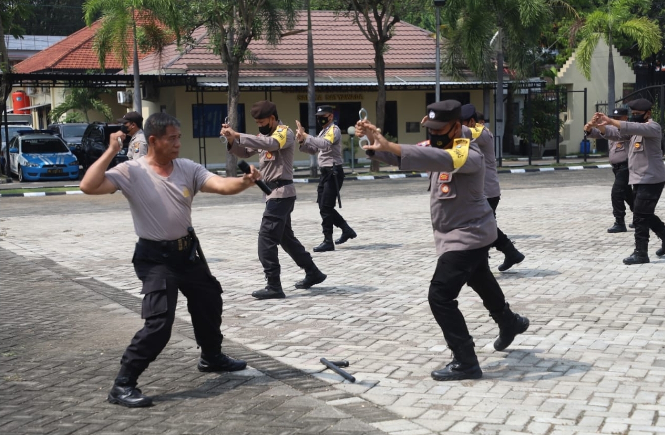 Personel Polres Mojokerto Kota Dibekali Senam Borgol dan Tongkat T