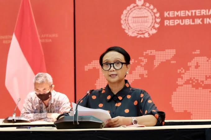 Rocky Gerung Sarankan Presiden Pecat Retno Marsudi