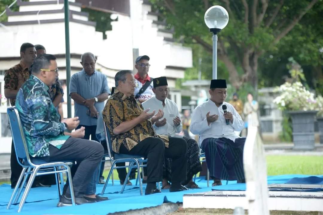 SBY Sempatkan Ziarah di Makam Ayahanda dan Menggambar di Pantai Pancer Door