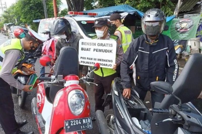 Sempat 'Kucing-kucingan' dengan Pemudik, Ternyata Polisi Lagi Bagi-Bagi Bensin