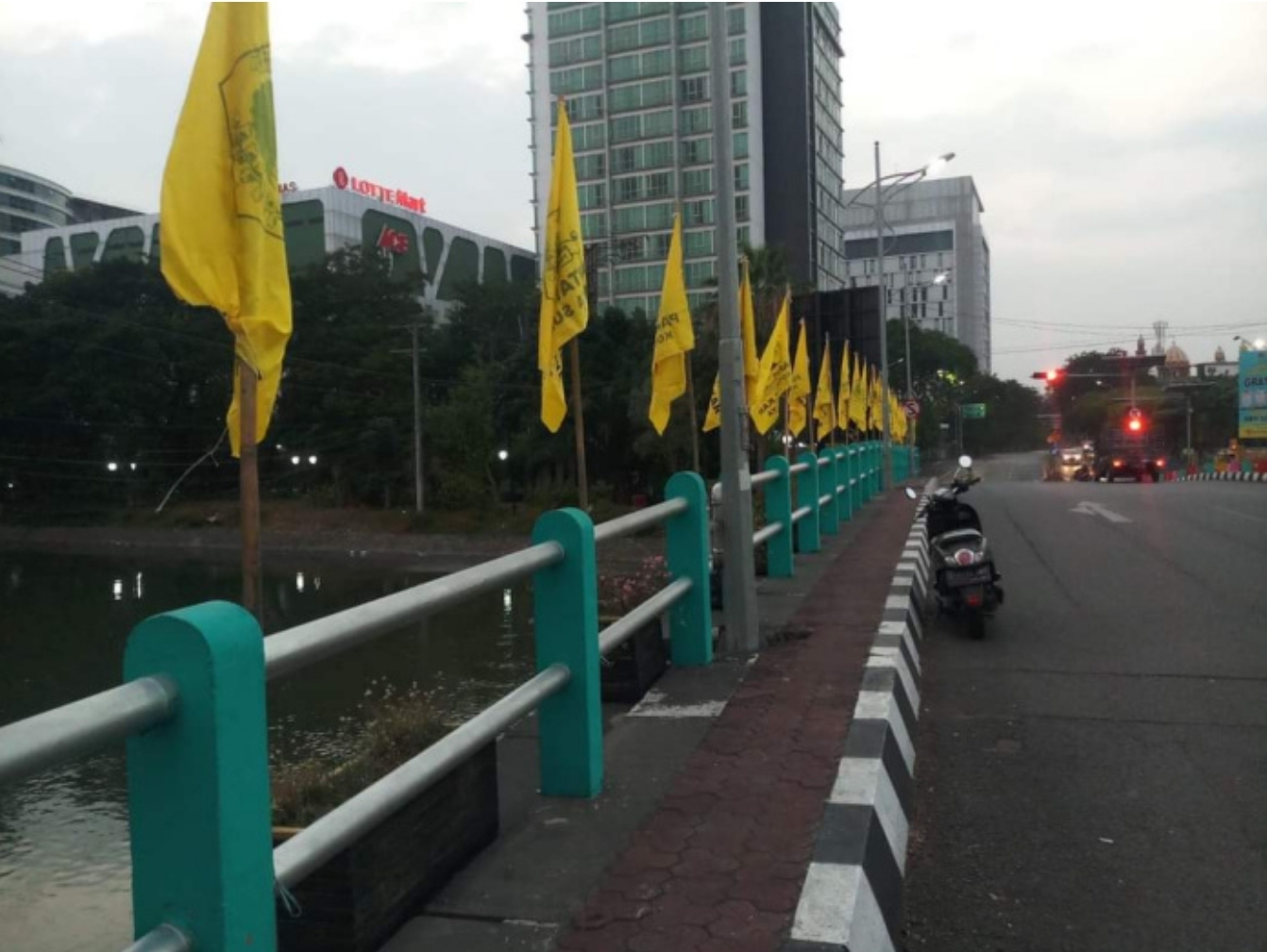 Bendera Bertebaran di Jalanan Surabaya, Golkar Minta Maaf