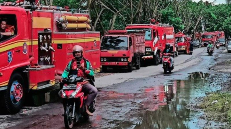 Gerak Cepat, Damkar Surabaya Ikut Atasi Banjir