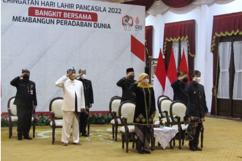 Kenakan Baju Adat Khas Majapahit, Gubernur Khofifah Ikuti Upacara Hari Lahir Pancasila Secara Virtual