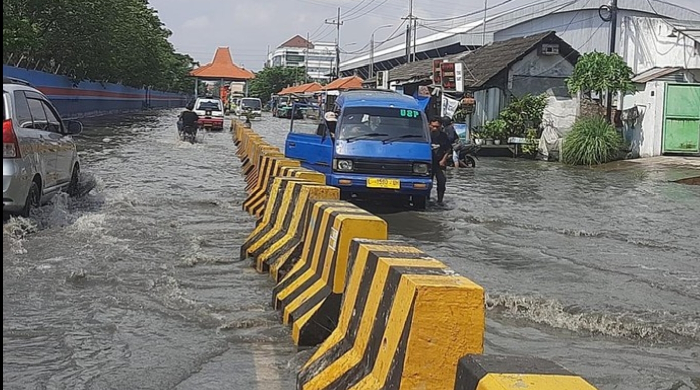 Normalisasi Saluran Air Jadi Solusi Atasi Banjir Rob di Surabaya