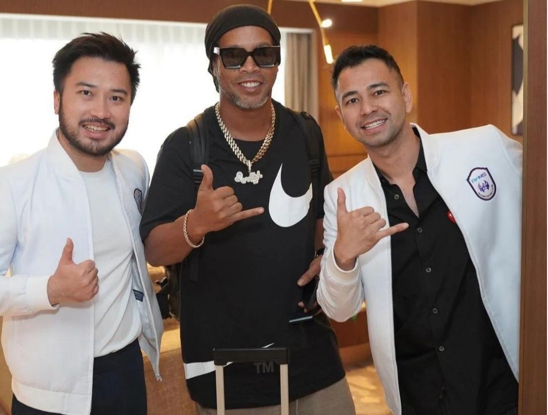 Raffi Ahmad dan Rudy Salim Sambut Kedatangan Ronaldinho di Indonesia