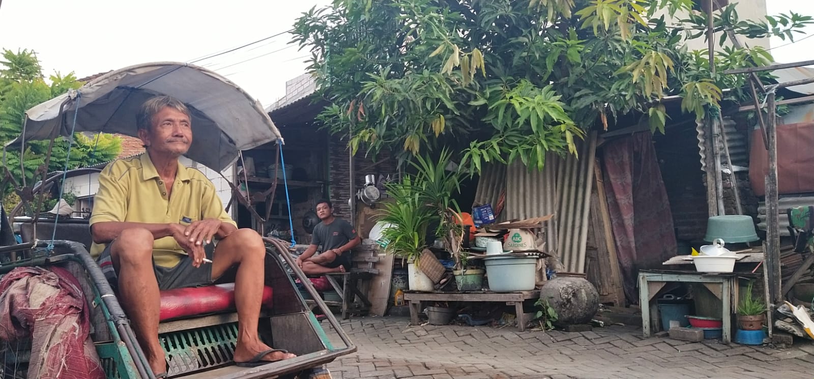 Bantu Pemerintah, Dua Komunitas Sosial Lakukan Bedah Rumah Tukang Becak di Surabaya