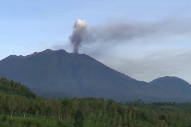 Gunung Raung Erupsi, Warga Diimbau Tak Beraktivitas Jarak 2 Kilometer dari Puncak