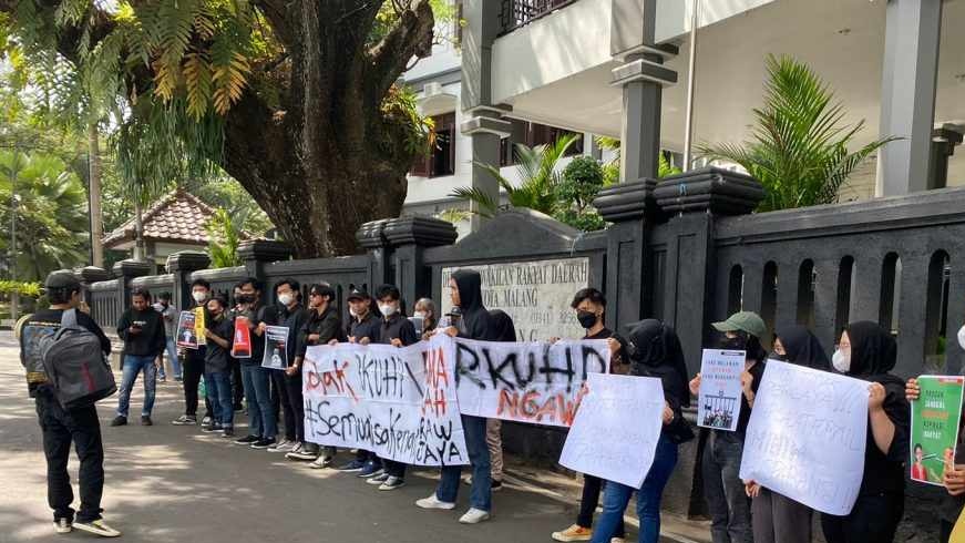 Mahasiswa di Malang Gelar Aksi Tuntut Transparansi Draf RKUHP