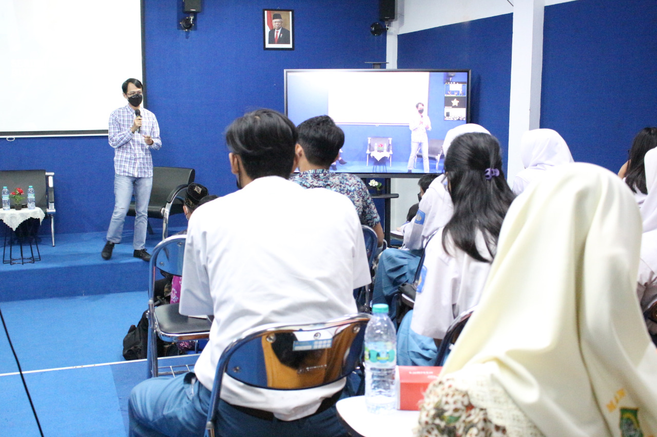 Pecinta Alam Stikosa-Aws Gelar Pelatihan Karya Foto Jurnalistik Untuk Siswa SMA dan SMK