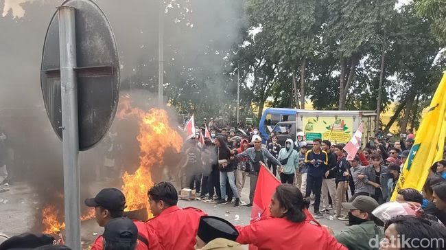 Ricuh! Aksi Tolak RKUHP, BEM se-Probolinggo Bentrok dengan Polisi