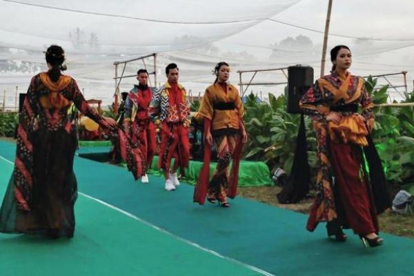 Unik! Gelaran JKCI Diwarnai dengan Peragaan Busana di Tengah Kebun