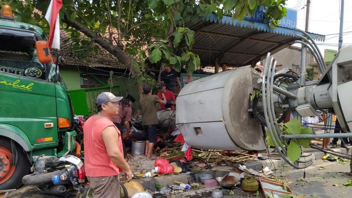 10 Orang Tewas dan 30 Luka-Luka Terhantam Truk Kontainer di Bekasi