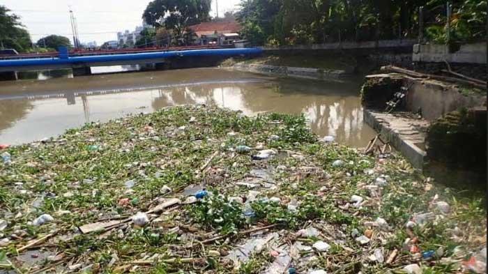 Armuji Minta DLH Surabaya Tindak Tegas Warga yang Buang Sampah di Sungai