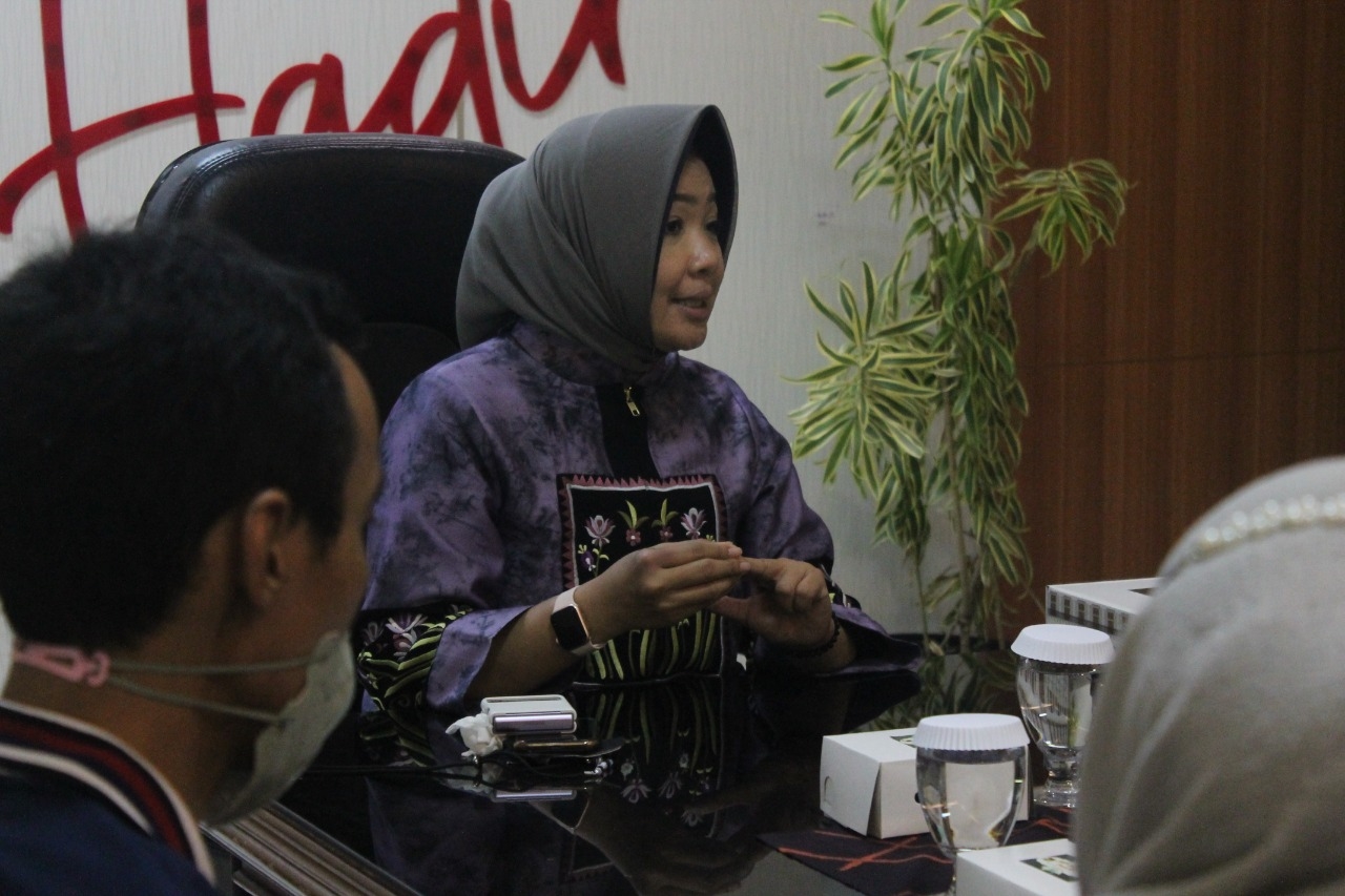 Dinsos Surabaya Bagikan Tongkat Kaki Untuk Warga yang Membutuhkan