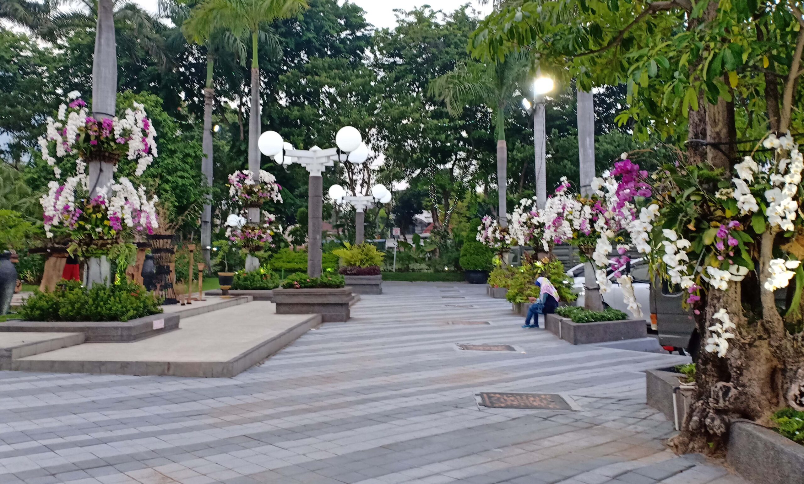 Eri Ingin Taman di Kota Surabaya Selalu Indah