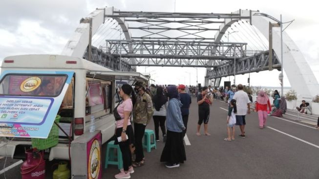 Food Truck Ramaikan Harkopnas ke-75 di Jembatan Surabaya