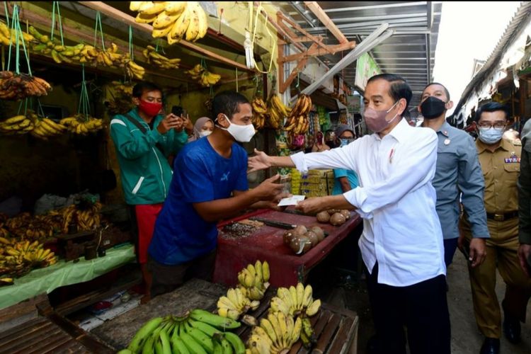 Kunjungi Surabaya, Jokowi Bagi Bansos di Pasar Pucang Anom