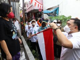 Pemkot Surabaya Bagikan Bendera Merah Putih ke Rumah Warga di Tambaksari