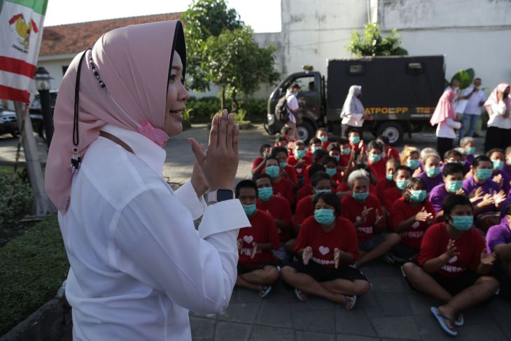 Peringati Agustusan, ODGJ di Liponsos Keputih Dapat Pelatihan Buat Kalung Peluit