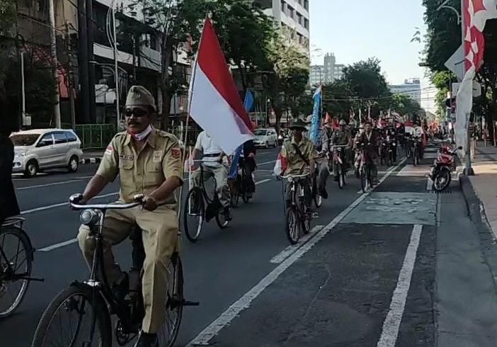 Rayakan HUT RI Ke-77, Ratusan Sepeda Tua Kelilingi Kota Surabaya