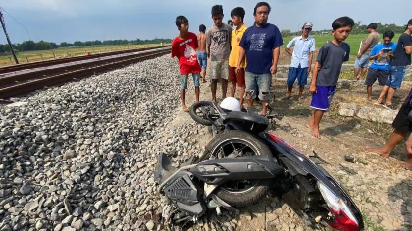 Tersambar Kereta Api di Mojokerto, Seorang Ibu Rumah Tangga Meninggal Sementara Anaknya Kritis