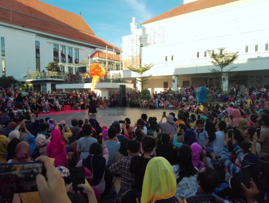 Atraksi Sembur Api Grup Reog Singo Wibowo di Alun-Alun Surabaya Bikin Takjub Penonton