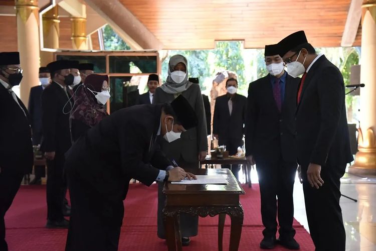 Bupati Sidoarjo Lantik 10 Pejabat Eselon II, Sisakan 3 Kursi Kursi Kosong Kadin/Kaban