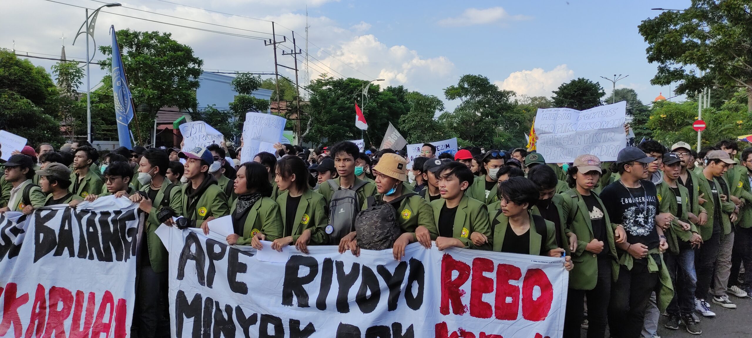 Gelar Aksi di Depan Gedung Grahadi, Ratusan Mahasiswa UPN Enggan Berdialog dengan Perwakilan Pemprov