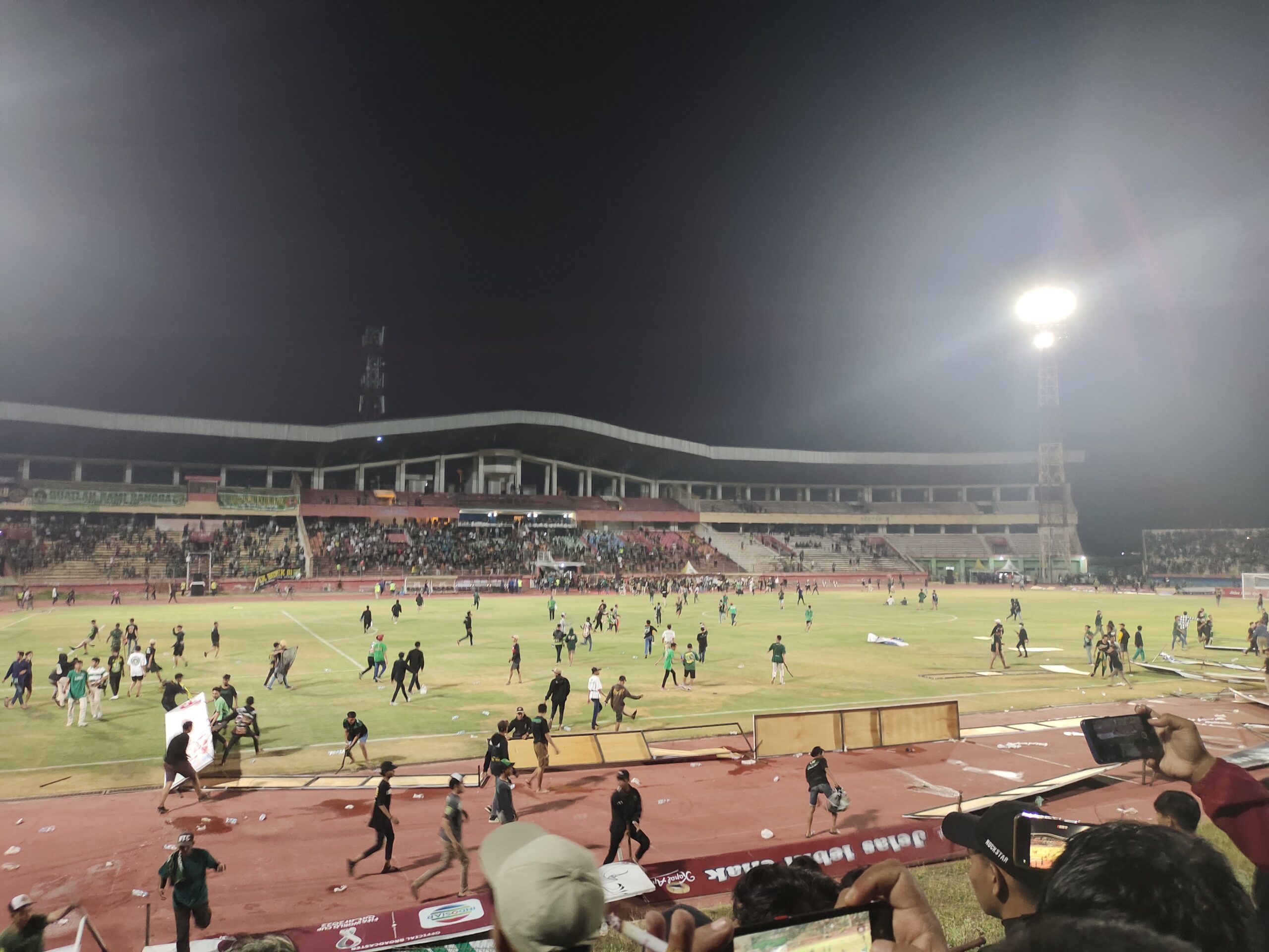 Liga 1: Persebaya Kalah 2-1 Lawan Rans Nusantara, Bonek Ngamuk Masuk ke Stadion
