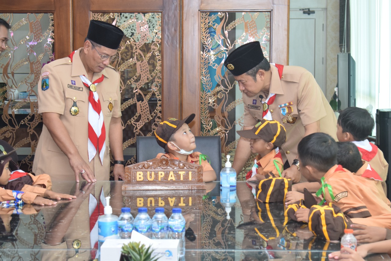 Perankan Figur Bupati, Pra Siaga Lamongan Kelilingi Gedung Pemkab