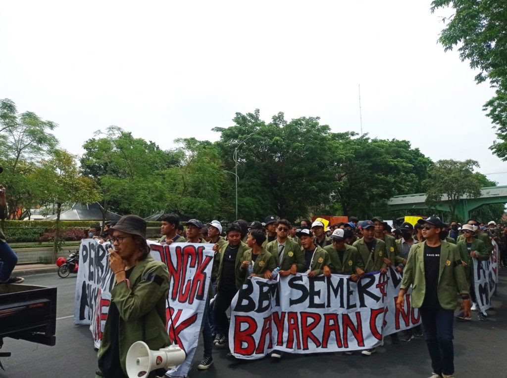 Perwakilan Pemprov Sempat Ditahan Massa, Aksi Dorong Warnai Demonstrasi Mahasiswa UPN Jatim