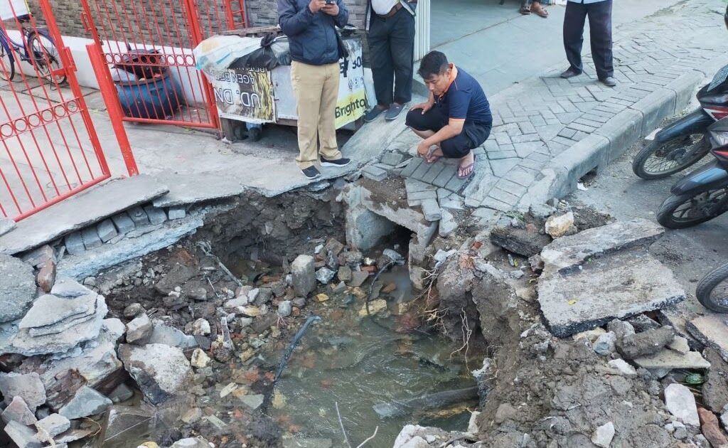 Proyek Pembangunan Gorong-Gorong di Ambengan Rusak Jaringan Pipa