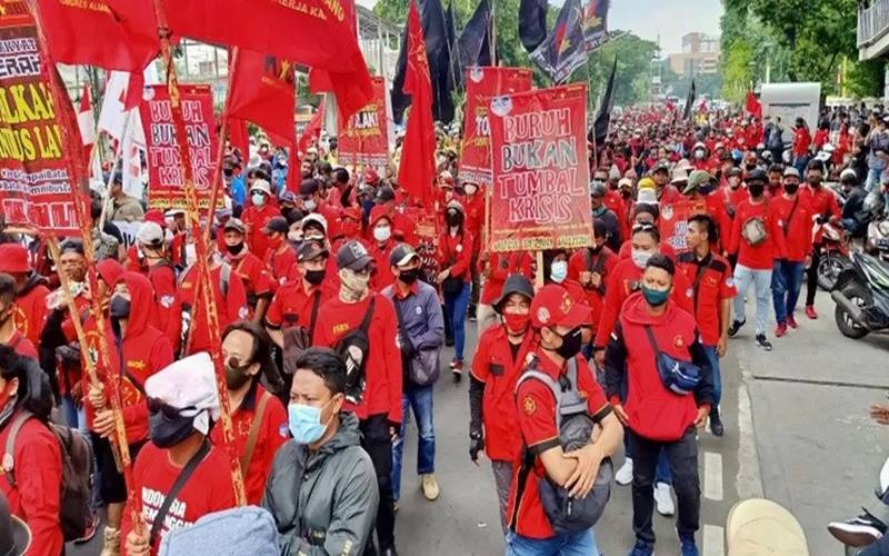 Bayangan Resesi, Buruh Tuntut Kenaikan Upah 13% dan Ancam Demo Besar-Besaran