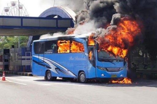 Bus Mini Terbakar di Gate Tol Menanggal