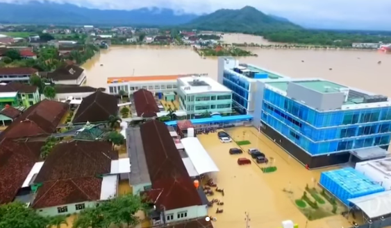 Hujan Deras Akibatkan Pusat Kabupaten Trenggalek Terendam Banjir Hingga Ketinggian Hampir 2 Meter