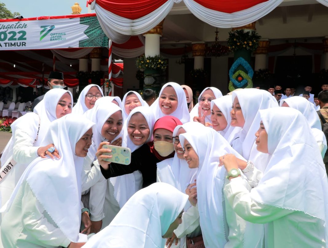 Khofifah Ajak Santri Berdaya dan Siaga Menjaga Martabat Kemanusiaan